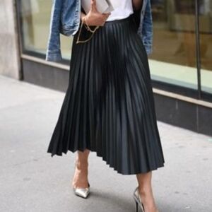Elegant Black Pleated Midi Skirt